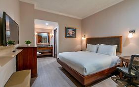 Wyndham Garden Baronne Plaza